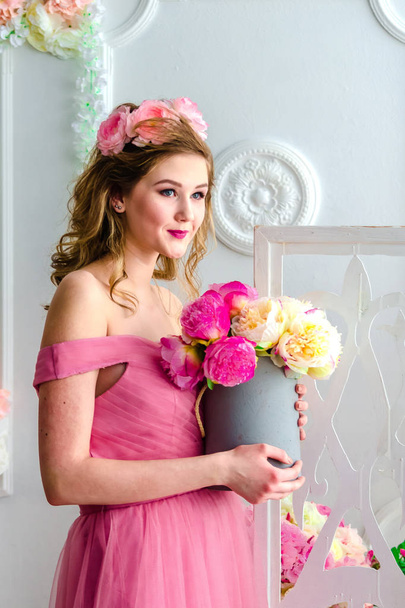teen girl in pink evening dress  - Zdjęcie, obraz