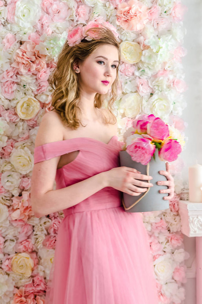 teen girl in pink evening dress  - Foto, imagen
