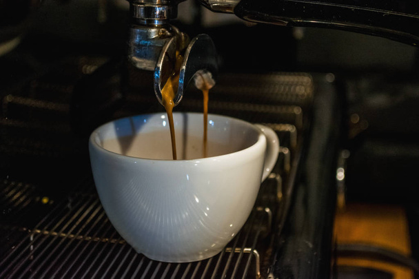 Cappuccinon valmistusprosessi. Työskentele kahvilan baristalla. Kahvinkeitin
 - Valokuva, kuva