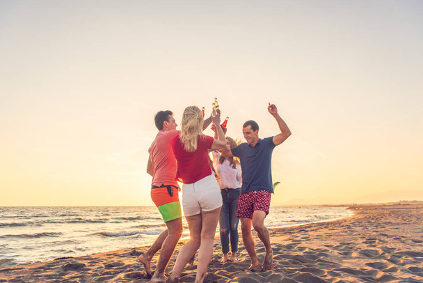 Groep van vrienden genieten op het strand - Foto, afbeelding