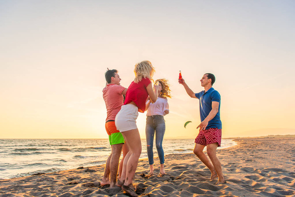 Baráti társaság élvezze a strandon - Fotó, kép