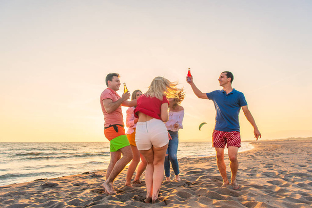 Група друзів насолоджується пляжем
 - Фото, зображення