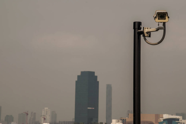 CCTV moderna en el paisaje urbano de la pared de fondo
 - Foto, Imagen