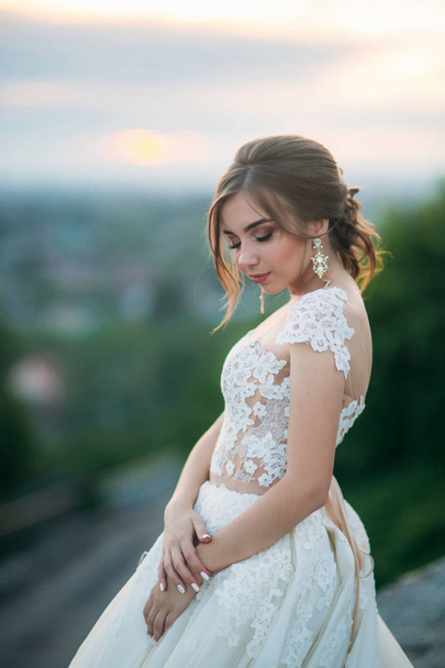Elegant lady in white dress. Young model in evening dress - Foto, afbeelding