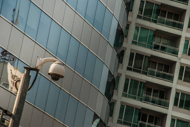 Modernas cámaras de vigilancia en la pared de fondo del paisaje urbano
. - Foto, Imagen