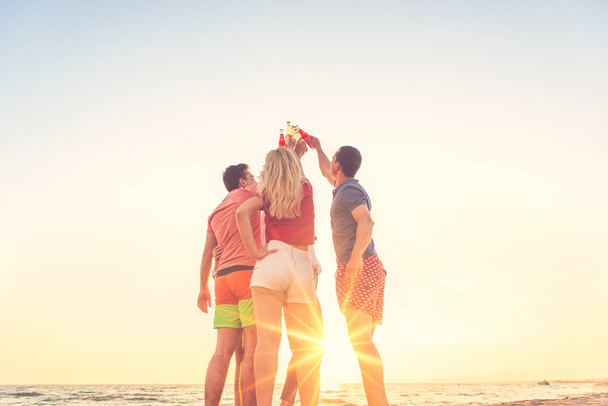 Grupo de amigos disfrutan en la playa
 - Foto, Imagen