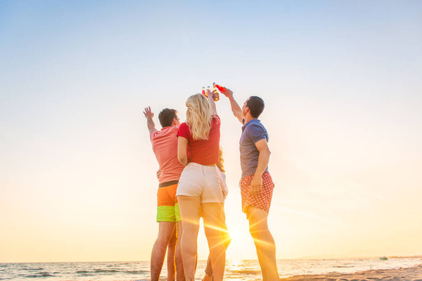 Baráti társaság élvezze a strandon - Fotó, kép