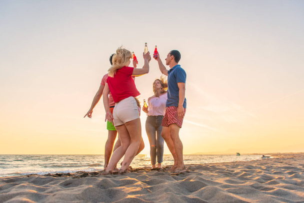 Gruppe von Freunden genießen am Strand - Foto, Bild