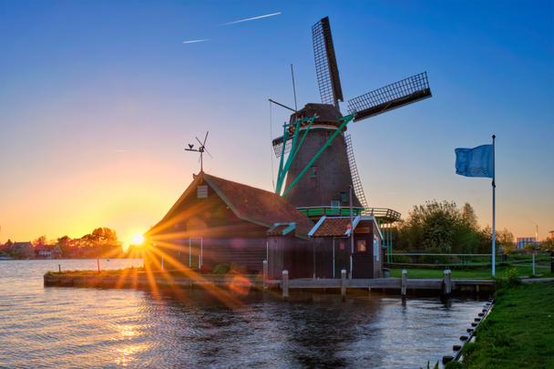 Moinhos de vento em Zaanse Schans na Holanda ao pôr-do-sol. Zaandam, Países Baixos
 - Foto, Imagem