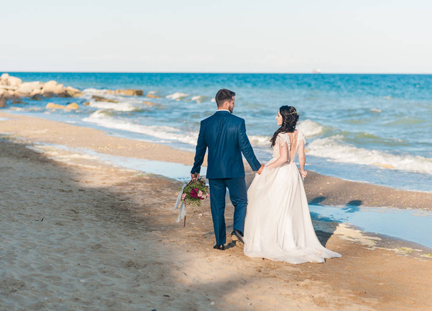 海の近くの結婚式で新郎新婦 - 写真・画像
