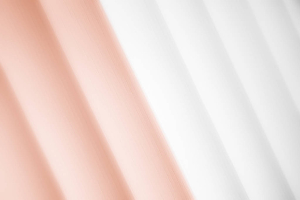 Элегантный полосатый капучино фон выцветает в белый
  - Фото, изображение