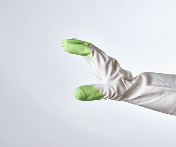 χέρι-γάντι λευκό-πράσινο καουτσούκ - Φωτογραφία, εικόνα