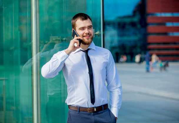Przystojny biznesmen rozmowy przez telefony  - Zdjęcie, obraz