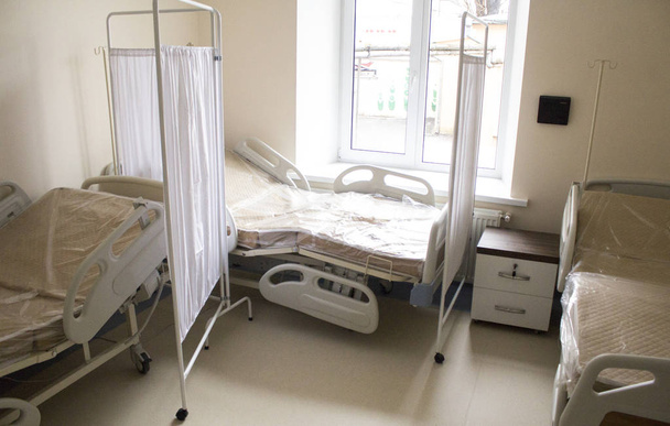 医療機器付き空の病院用ベッド.  - 写真・画像