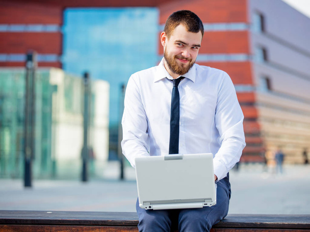 Молодой бизнесмен с ноутбуком
 - Фото, изображение