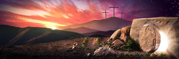 leeres Jesusgrab bei Sonnenaufgang mit drei Kreuzen in der Ferne - Auferstehungskonzept - Foto, Bild