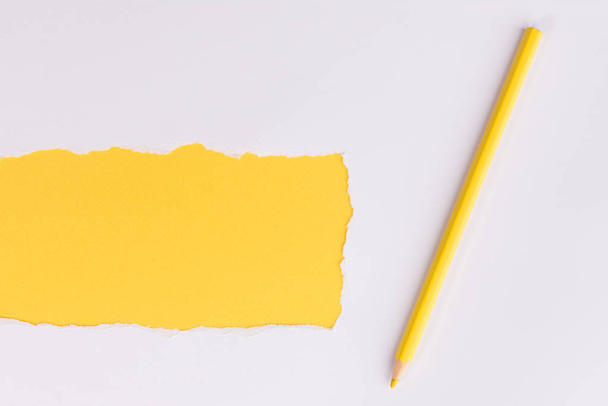 Carta strappata bianca su sfondo giallo con matita
 - Foto, immagini