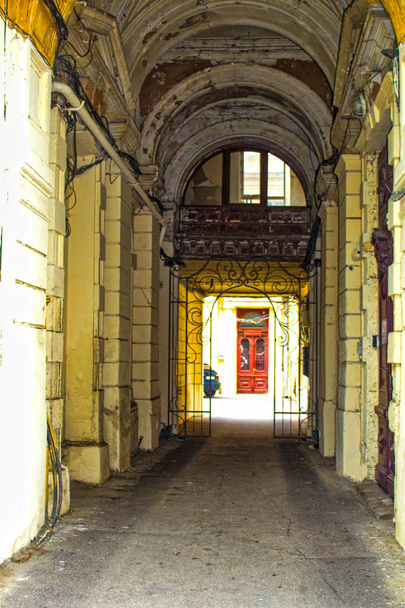 régi udvari Arch bejárati épület - Fotó, kép