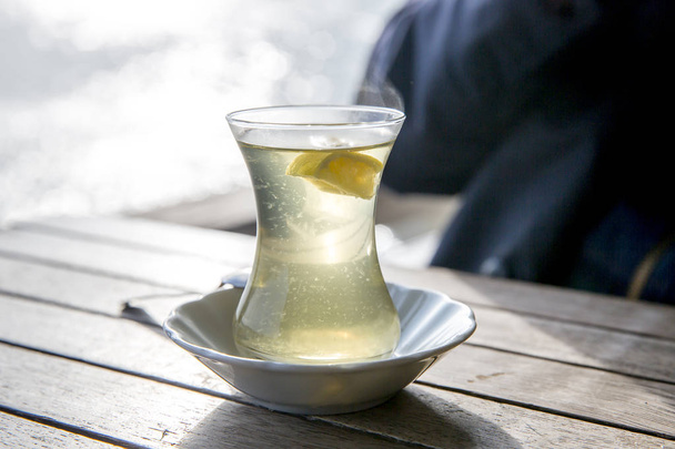 vista parcial del hombre y taza de té aromático caliente
 - Foto, Imagen