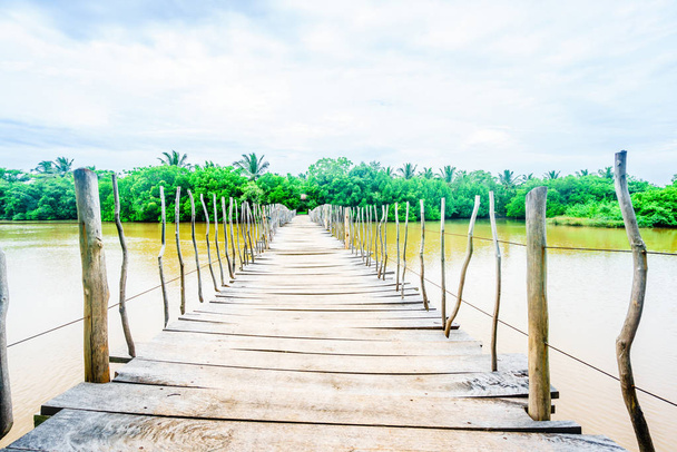 Uitzicht op houten brug over de Rekawa-lagune naast Tangalle, Sri Lanka - Foto, afbeelding