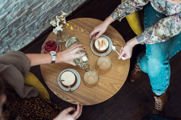 tavolo con caffè e mani femminili
 - Foto, immagini