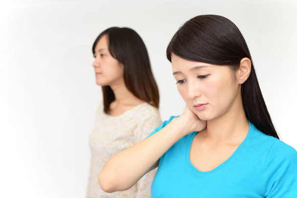 Dos mujeres mirando preocupadas con fondo blanco
 - Foto, Imagen