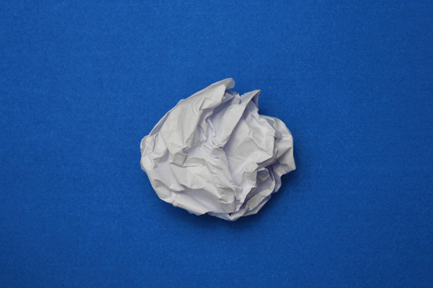 Carta stropicciata isolata su sfondo blu
 - Foto, immagini