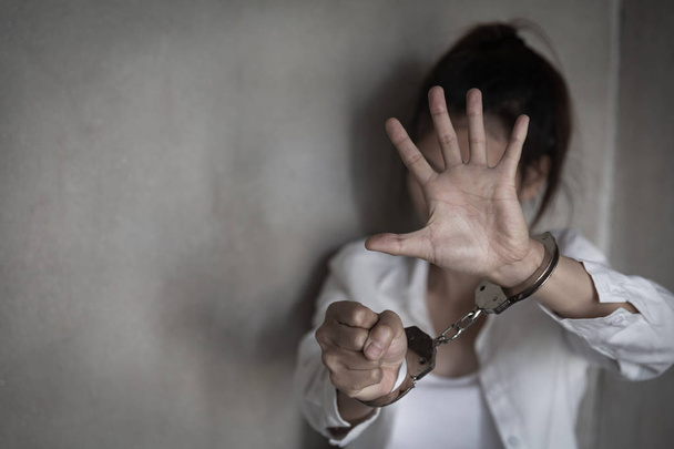 Női kéz a bilincs. Erőszak a nők és a bántalmazott fogalom. h - Fotó, kép