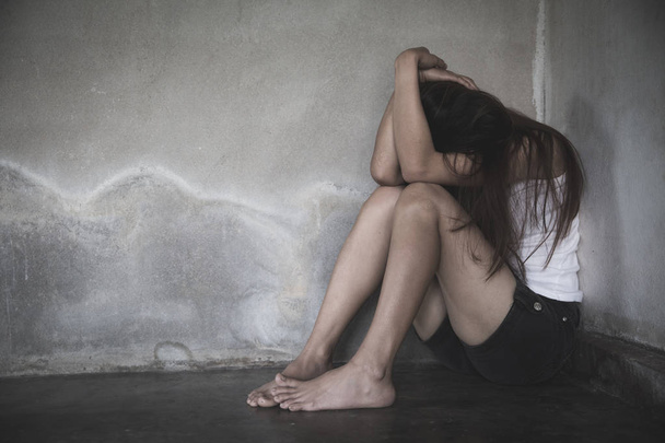 Femme couchée sur le sol pleurant de dépression, femme déprimée
 - Photo, image