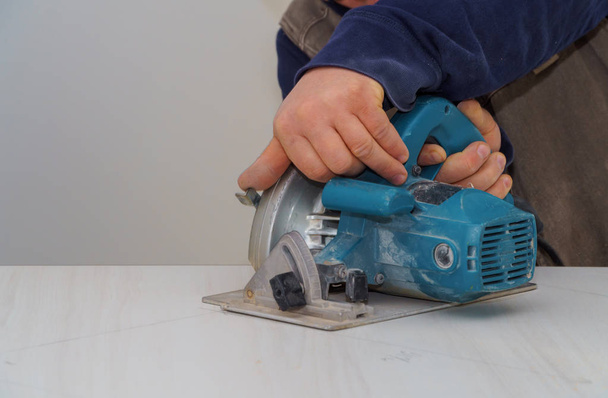 Contratista corta muebles la encimera para fregadero en la cocina sierra eléctrica
 - Foto, imagen
