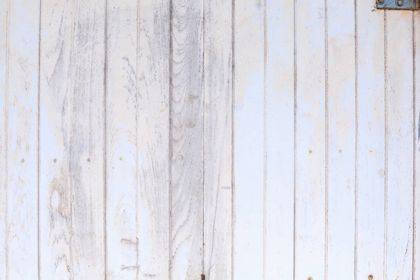 witte gekleurde geschilderde ruwe houten schutting, vloer of muur paneel van bestuur achtergrond. Interieur decoratie architecturale huis huis materiaalontwerp concept gebruiken in constructie en architectuur industrie - Foto, afbeelding