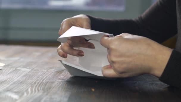 Origami Eenhoorn is gevouwen op een houten tafel - Video