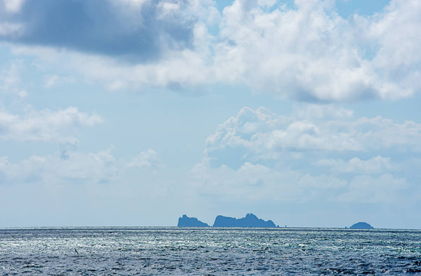 La belleza del cielo En el mar y la isla de Chumphon en Tailandia
. - Foto, Imagen