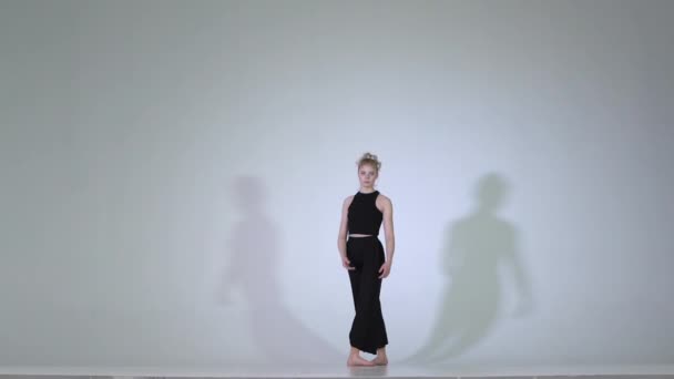 Młoda dziewczyna wykonuje taniec i gimnastyka elementu - Materiał filmowy, wideo