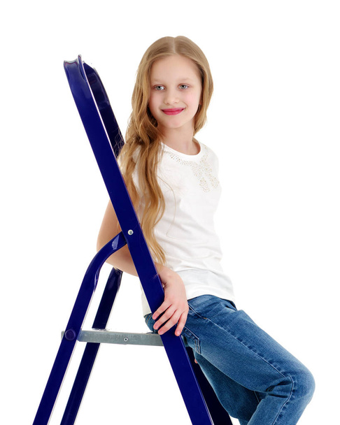 A little girl climbs the ladder. - Φωτογραφία, εικόνα