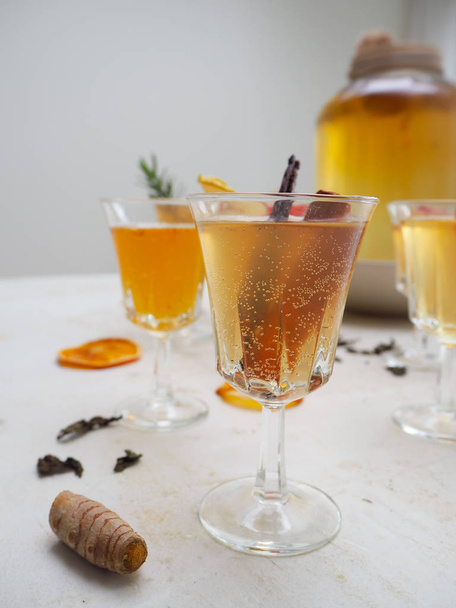 Plusieurs verres avec une variété de thé kombucha aromatisé
 - Photo, image