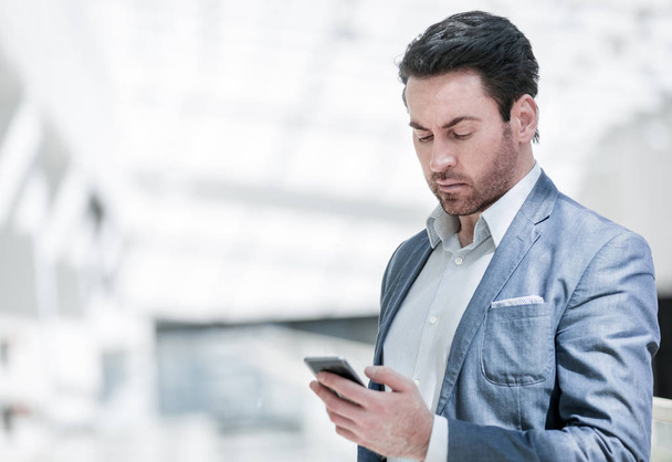 Sluit up.businessman lezen van SMS-bericht op smartphone - Foto, afbeelding