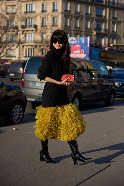 A trendy woman poses for street snaps during the Paris Fashion Week Womenswear Fall/Winter 2019/2020 street snap in Paris, France, 27 February 2019. - Foto, Imagem