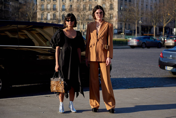 Una mujer de moda posa para fotos callejeras durante la Semana de la Moda de París Ropa de mujer Otoño / Invierno 2019 / 2020 broche de presión en la calle en París, Francia, 27 de febrero de 2019
. - Foto, Imagen