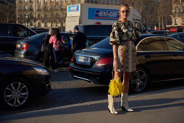 A trendy woman poses for street snaps during the Paris Fashion Week Womenswear Fall/Winter 2019/2020 street snap in Paris, France, 27 February 2019. - Foto, immagini