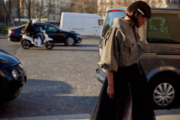Modaya uygun bir kadın için sokak enstantane Paris moda hafta kadın giyim sonbahar/kış 2019/2020 sokak ek sırasında Paris, Fransa'da 27 Şubat 2019 pozlar.. - Fotoğraf, Görsel