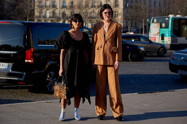 Una mujer de moda posa para fotos callejeras durante la Semana de la Moda de París Ropa de mujer Otoño / Invierno 2019 / 2020 broche de presión en la calle en París, Francia, 27 de febrero de 2019
. - Foto, Imagen