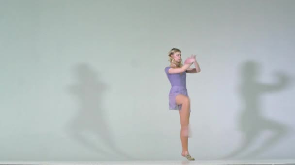 4k - krásná mladá dívka tančí v studio na bílém pozadí - Záběry, video
