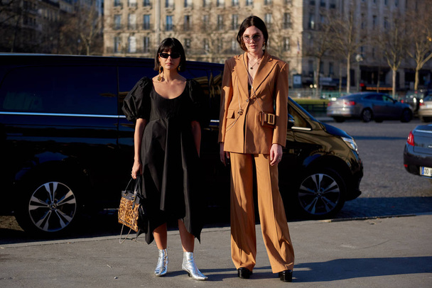 Une femme à la mode pose pour les street snaps lors de la Fashion Week Paris Femme Automne / Hiver 2019 / 2020 street snap à Paris, France, 27 février 2019
. - Photo, image