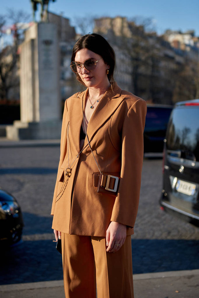 Una mujer de moda posa para fotos callejeras durante la Semana de la Moda de París Ropa de mujer Otoño / Invierno 2019 / 2020 broche de presión en la calle en París, Francia, 27 de febrero de 2019
. - Foto, imagen