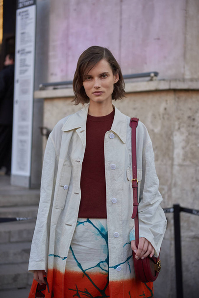 Uma mulher na moda posa para fotos de rua durante a queda de moda feminina Paris Fashion Week / inverno 2019 / 2020 em Paris, França, 27 de fevereiro de 2019
. - Foto, Imagem
