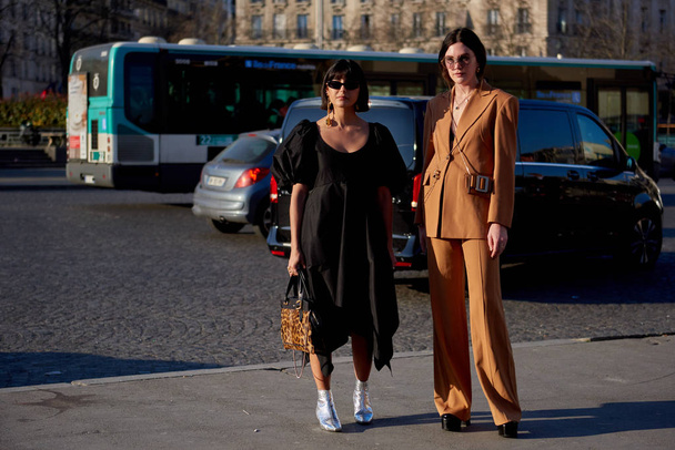 Modaya uygun bir kadın için sokak enstantane Paris moda hafta kadın giyim sonbahar/kış 2019/2020 sokak ek sırasında Paris, Fransa'da 27 Şubat 2019 pozlar.. - Fotoğraf, Görsel