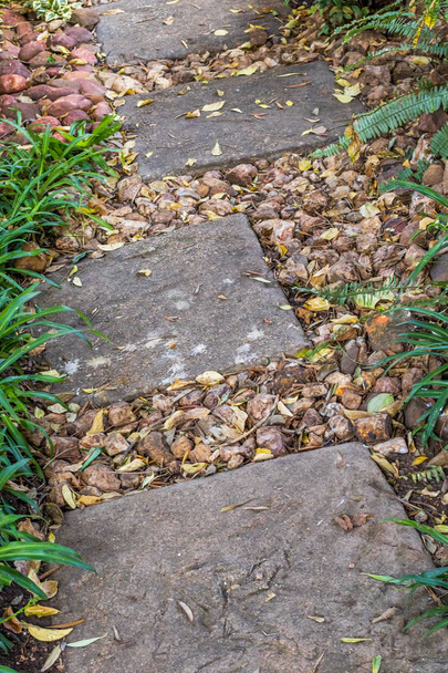 Διάδρομος με ενίσχυση πέτρες που καλύπτονται σε φθινοπωρινά φύλλα εικόνα για χρήση του φόντου με αντίγραφο χώρου - Φωτογραφία, εικόνα