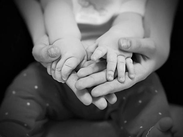 eksik aile ailesinin elleri: baba (veya anne) ve çocuk.  - Fotoğraf, Görsel