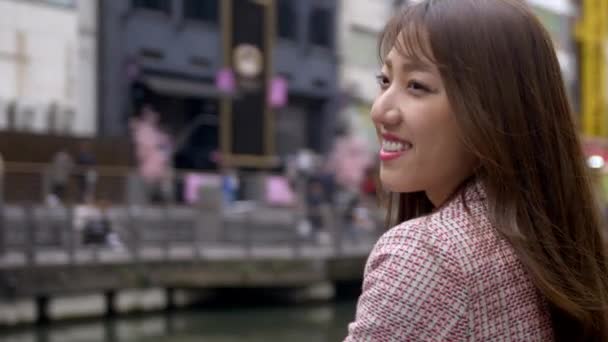 schöne Japanerin mit Blick auf die Stadt Osaka, 4k - Filmmaterial, Video